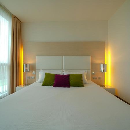 Hotel Pisa Tower Plaza Exterior foto A room at the hotel