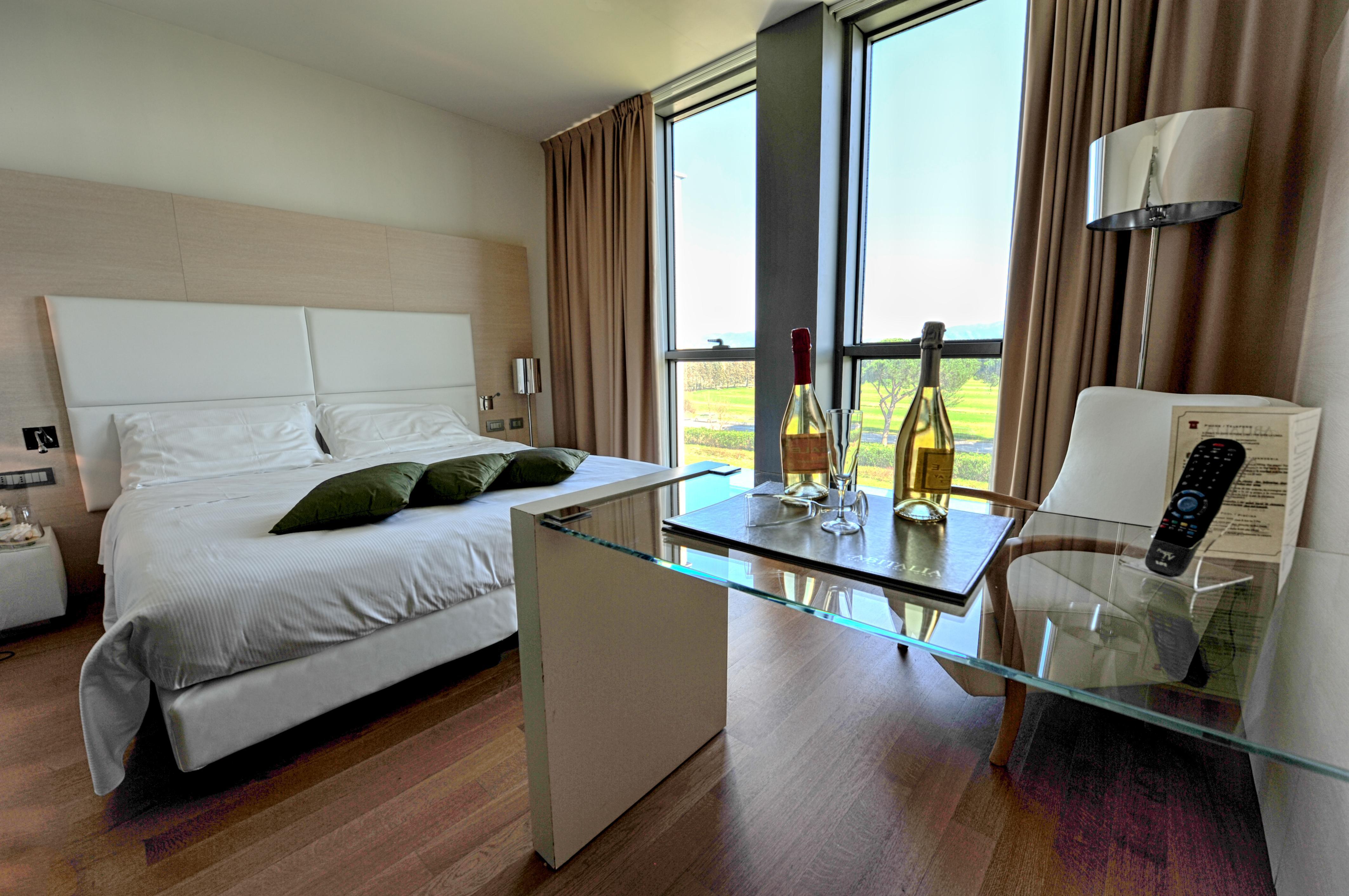 Hotel Pisa Tower Plaza Exterior foto A room at the hotel
