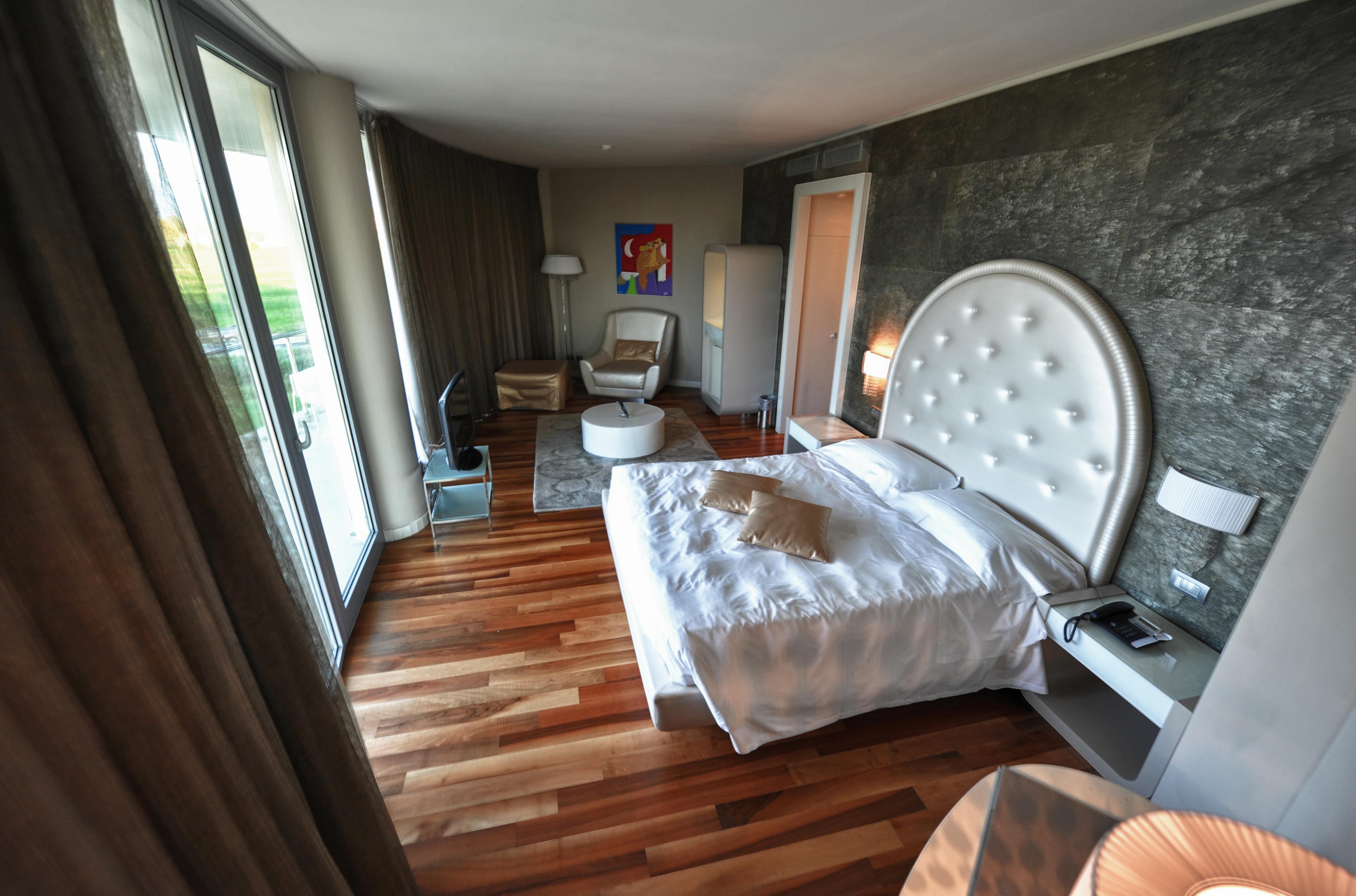 Hotel Pisa Tower Plaza Exterior foto A room at the hotel