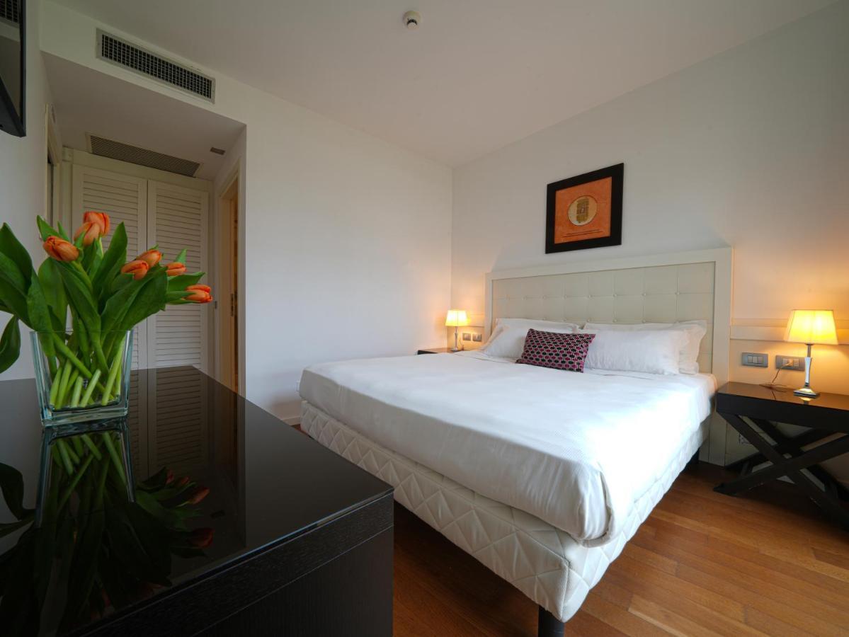 Hotel Pisa Tower Plaza Exterior foto A bedroom at the hotel