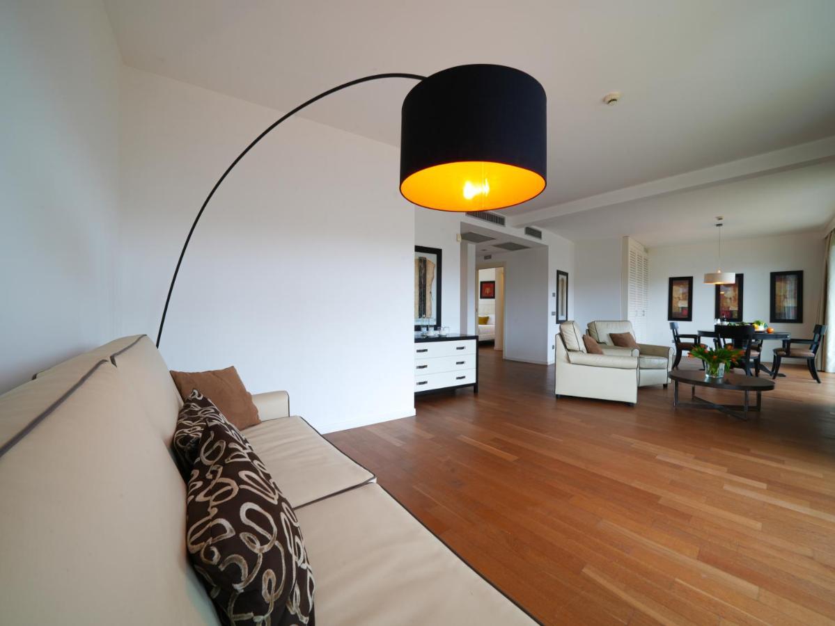 Hotel Pisa Tower Plaza Exterior foto A floor lamp