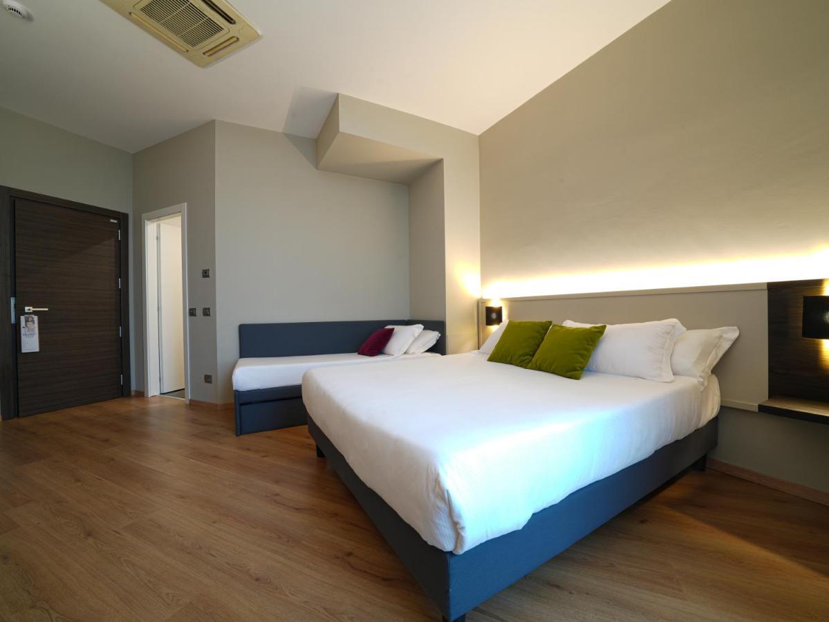 Hotel Pisa Tower Plaza Exterior foto A room at the hotel