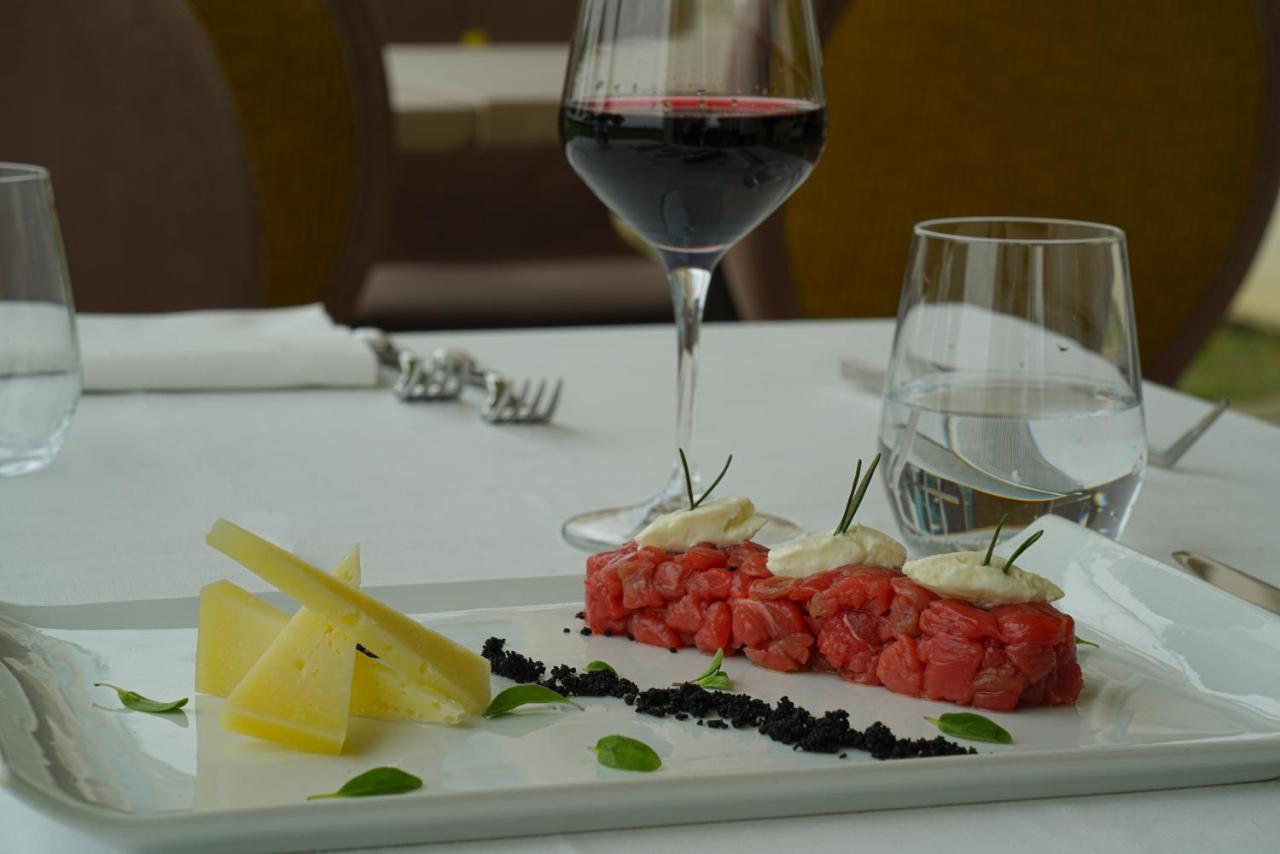 Hotel Pisa Tower Plaza Exterior foto A glass of red wine with a plate of tartar