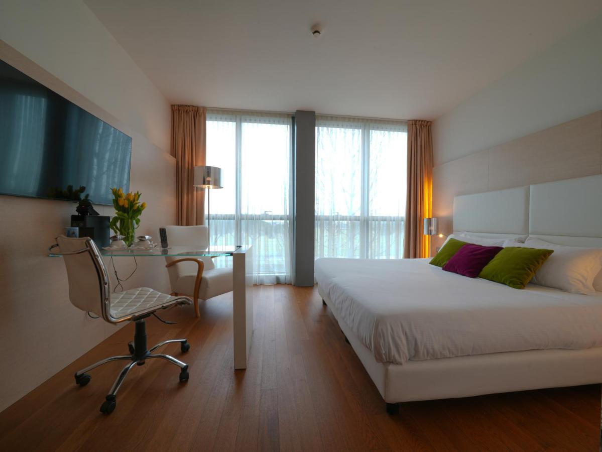 Hotel Pisa Tower Plaza Exterior foto A typical room at the hotel