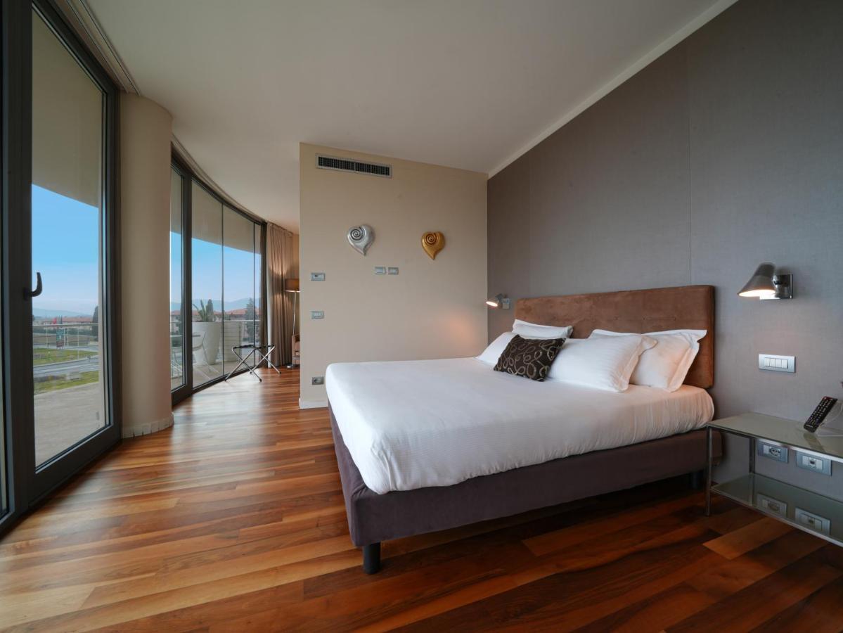 Hotel Pisa Tower Plaza Exterior foto A bedroom at the hotel