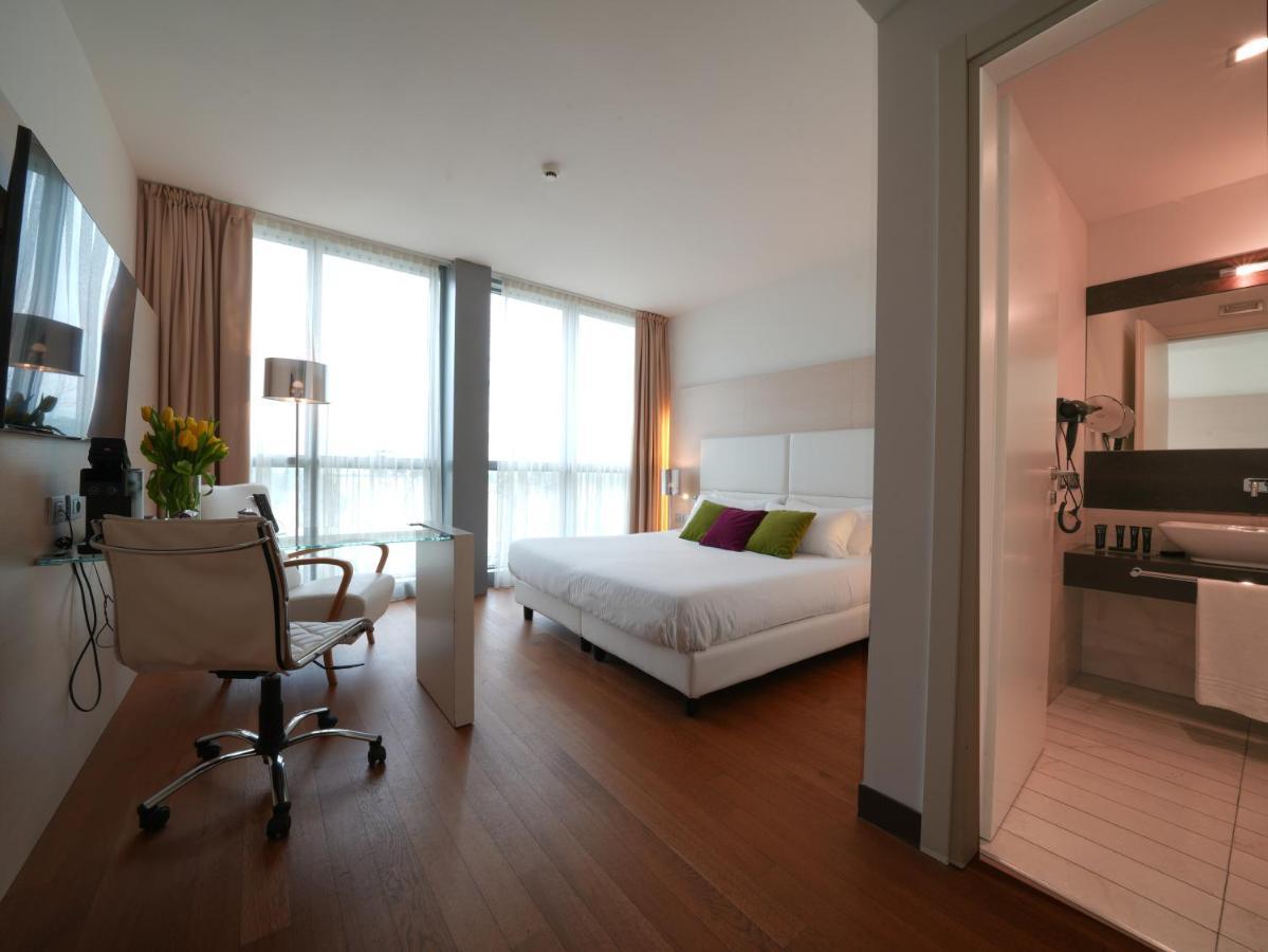 Hotel Pisa Tower Plaza Exterior foto A typical room at the hotel