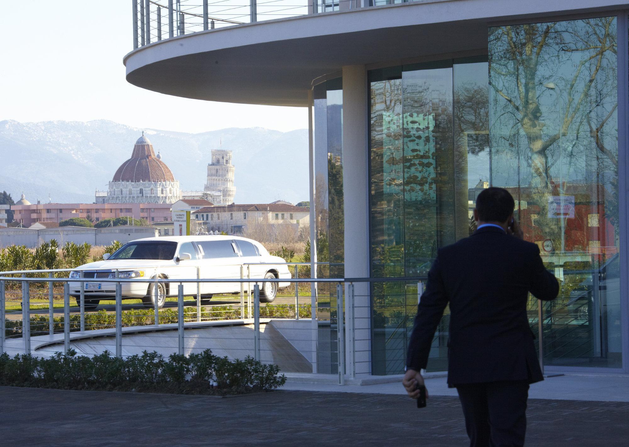Hotel Pisa Tower Plaza Exterior foto A chauffeur in Italy