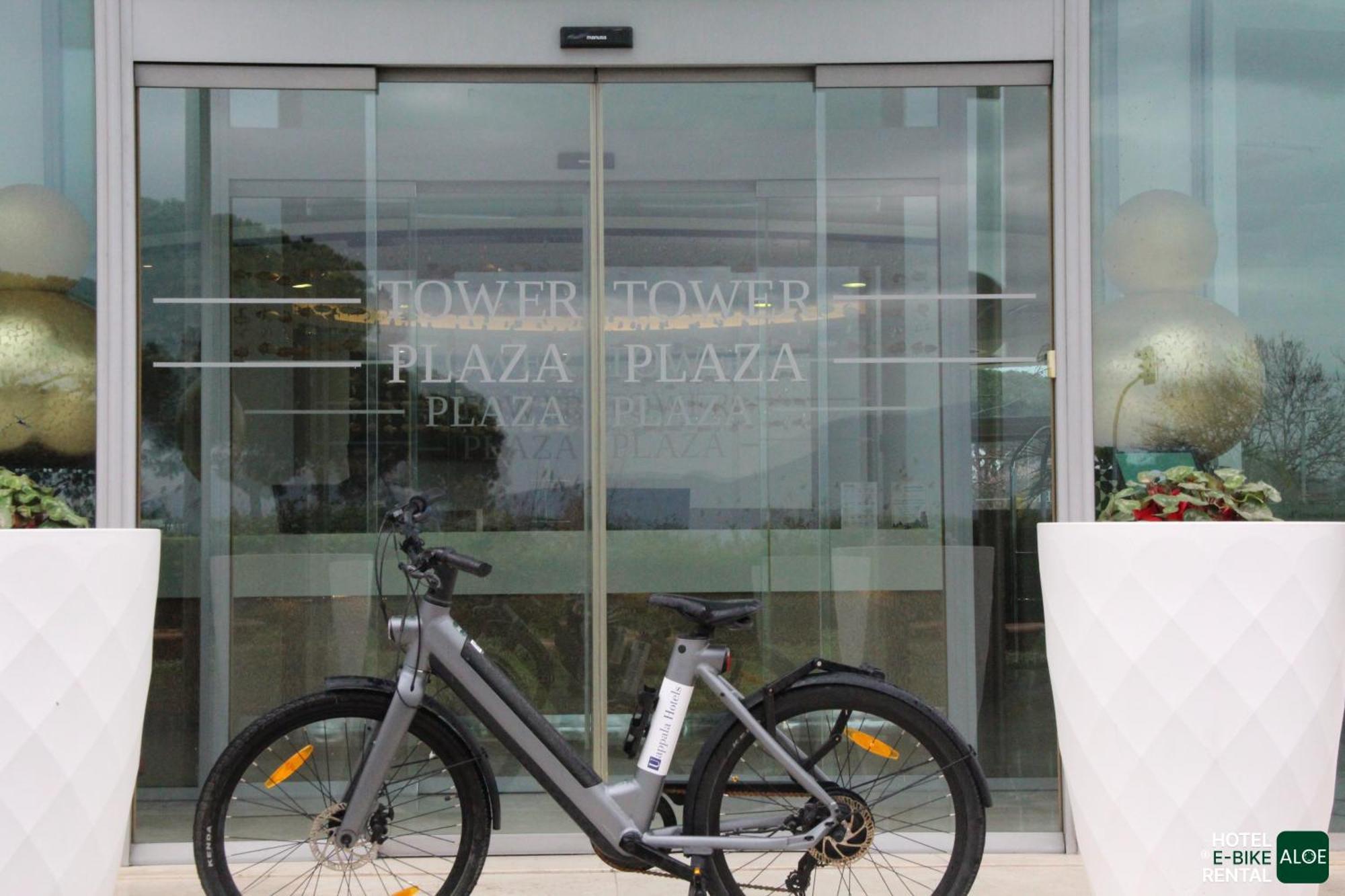 Hotel Pisa Tower Plaza Exterior foto A bicycle at the entrance of a shopping mall